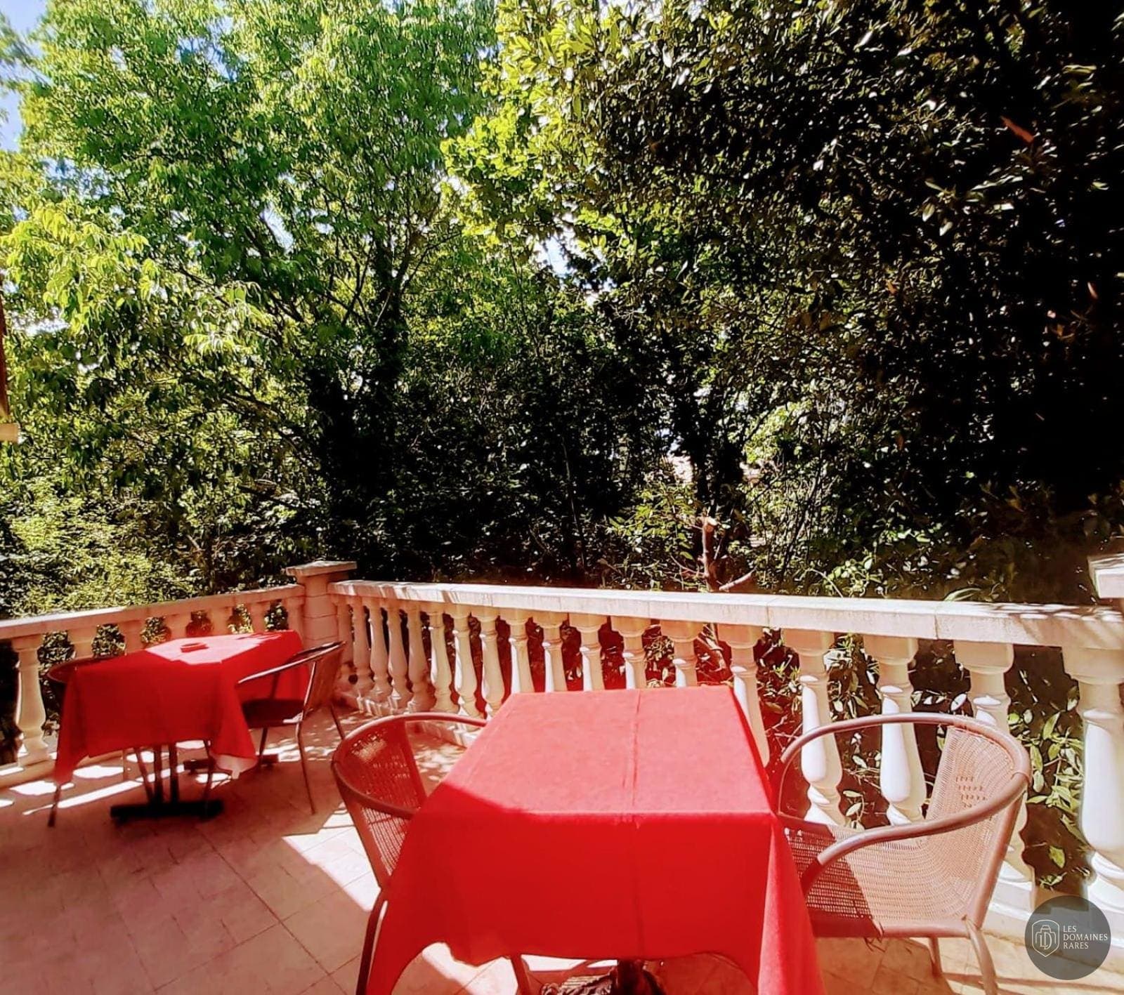 Vue extérieure de l'hôtel Le Clos des Capucins à Le en Hauts-de-France