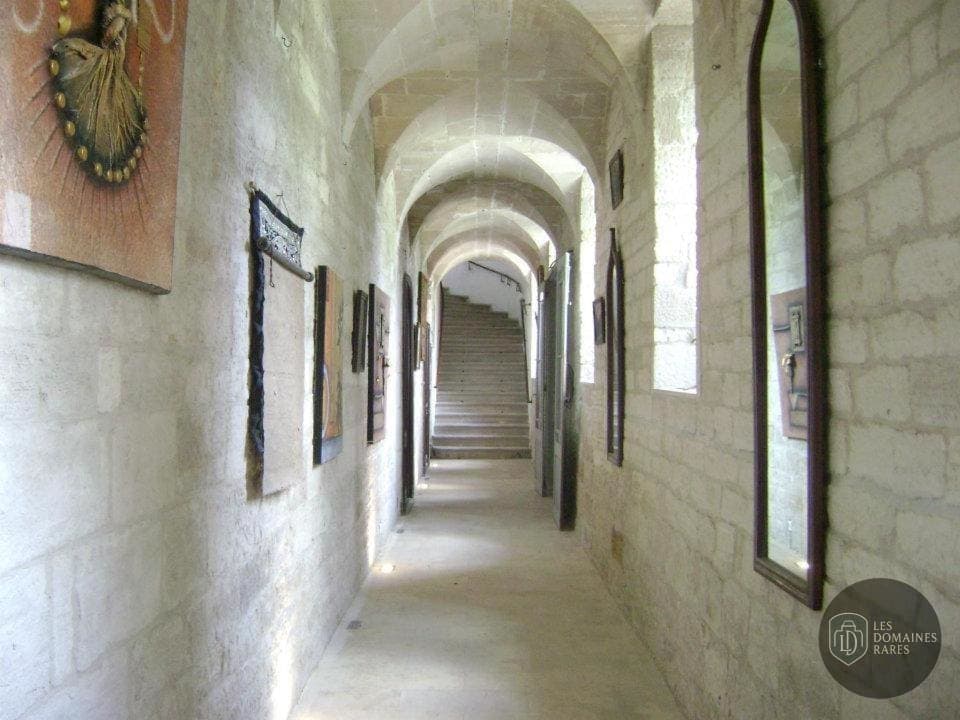 Espace intérieur de l'hôtel Le Clos des Capucins à Le en Hauts-de-France