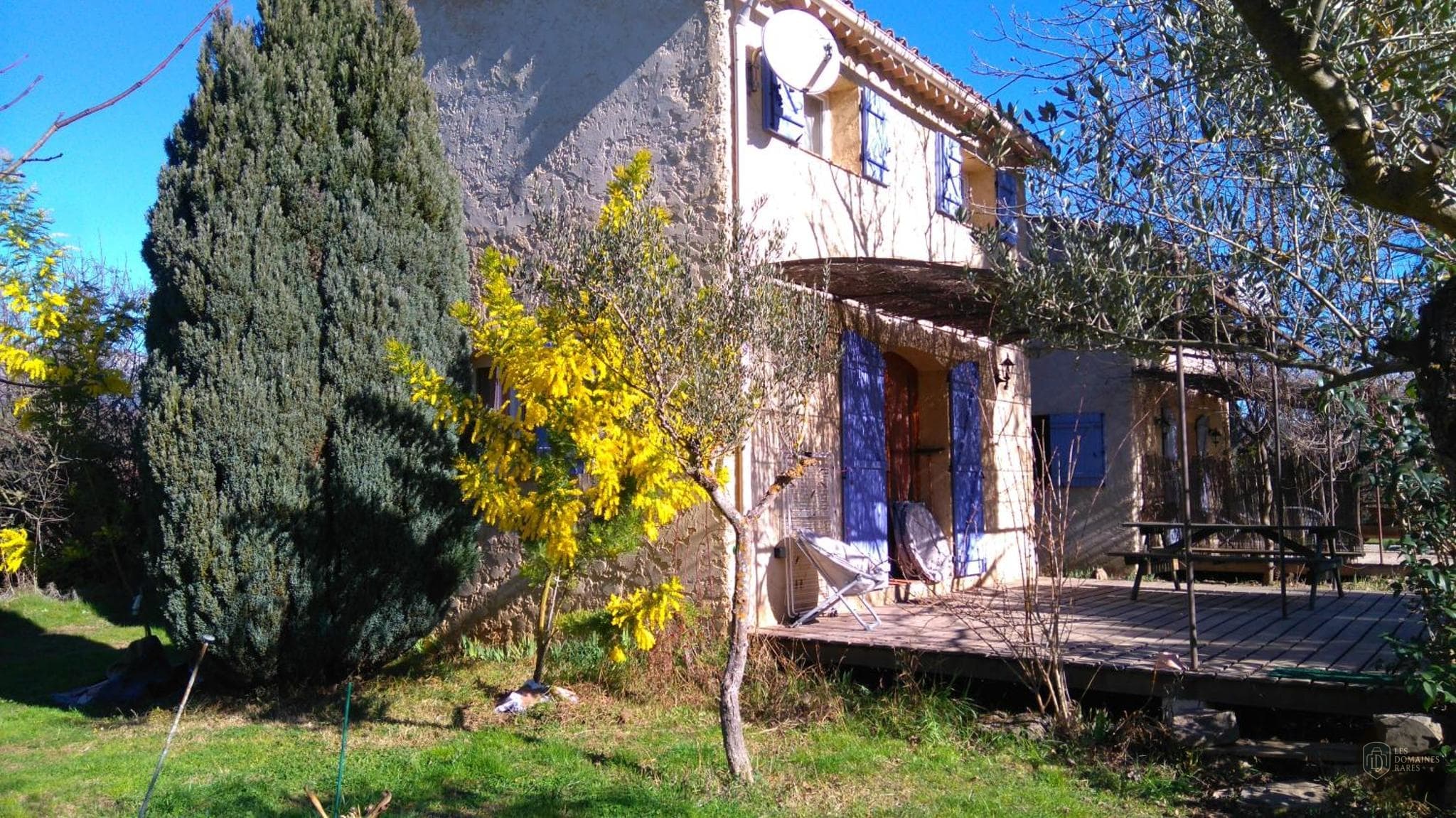 Vue extérieure du moulin Le Clos des Sources en Auvergne-Rhône-Alpes