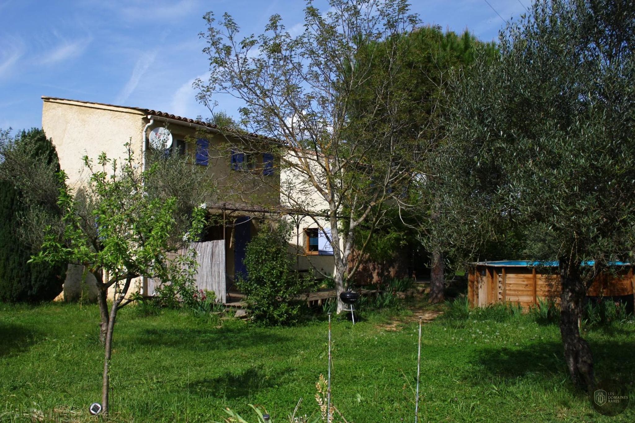 Vue extérieure du moulin Le Clos des Sources en Auvergne-Rhône-Alpes