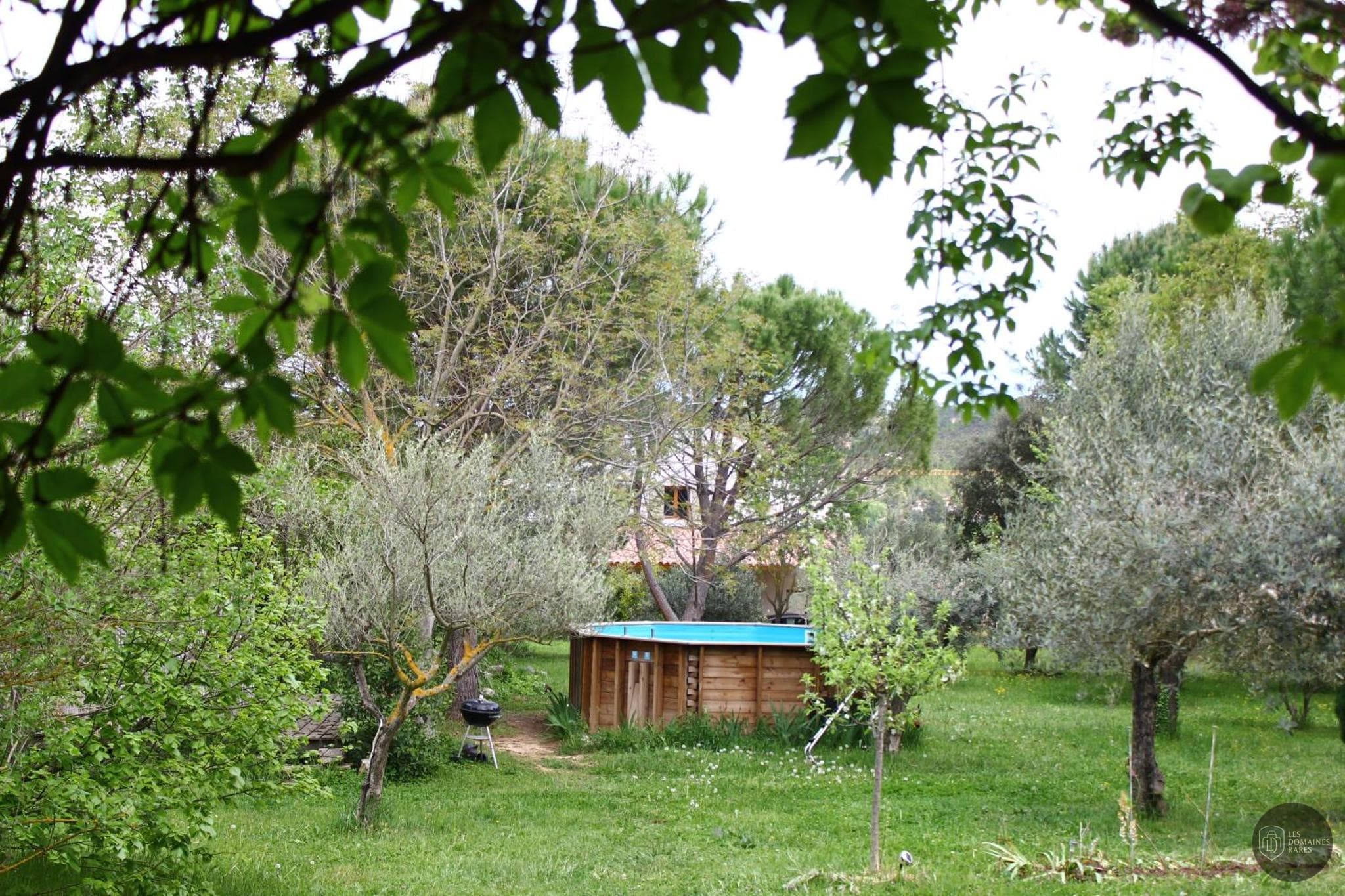 Vue extérieure du moulin Le Clos des Sources en Auvergne-Rhône-Alpes