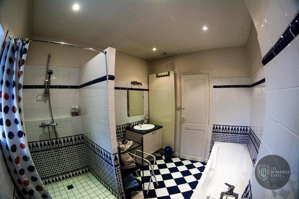 Salle de bain de l'hôtel Le Clos des Tanneurs en Auvergne-Rhône-Alpes