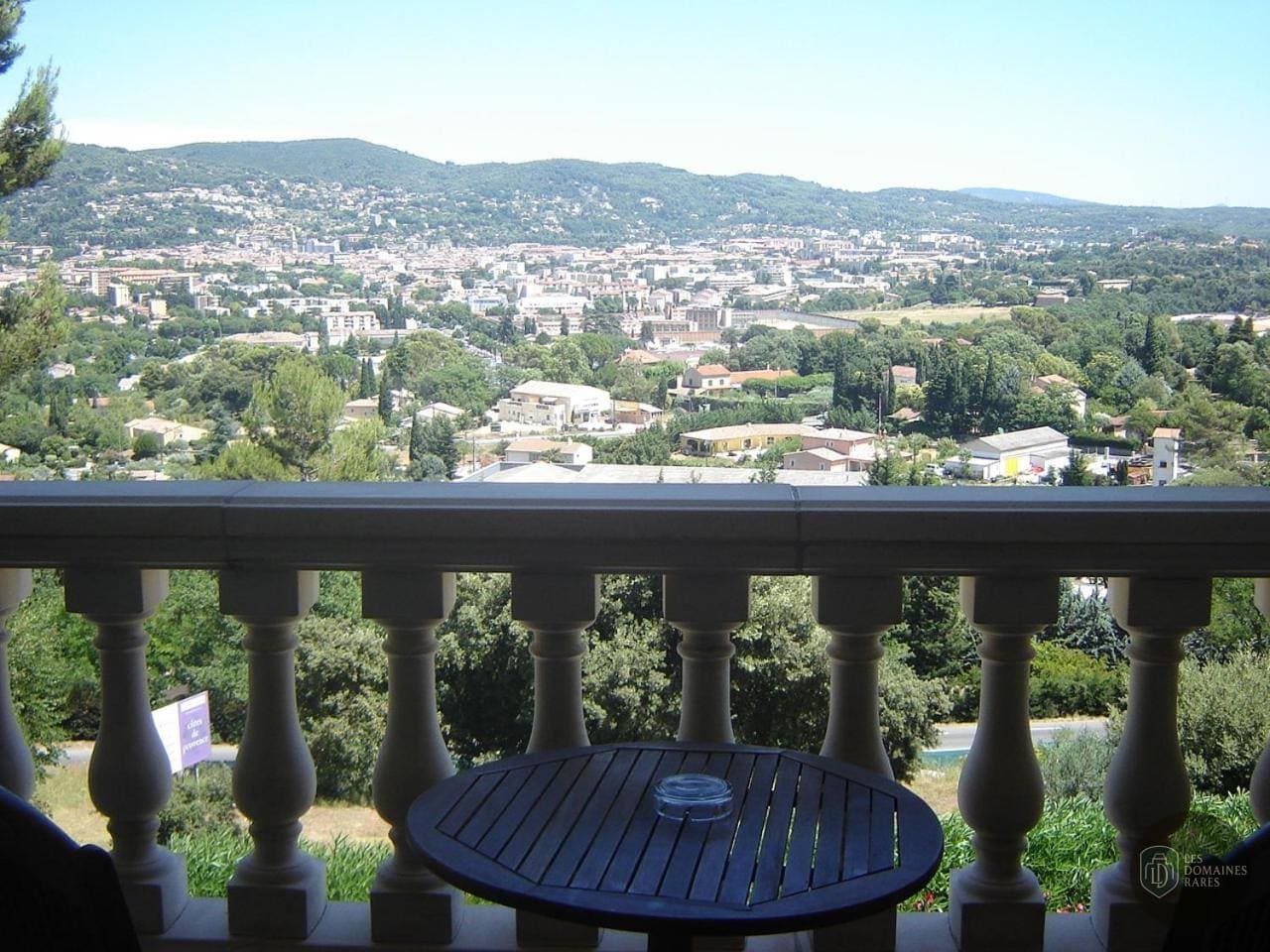 Vue extérieure de l'hôtel Le Col de l'Ange à Draguignan en Provence-Alpes-Côte d'Azur