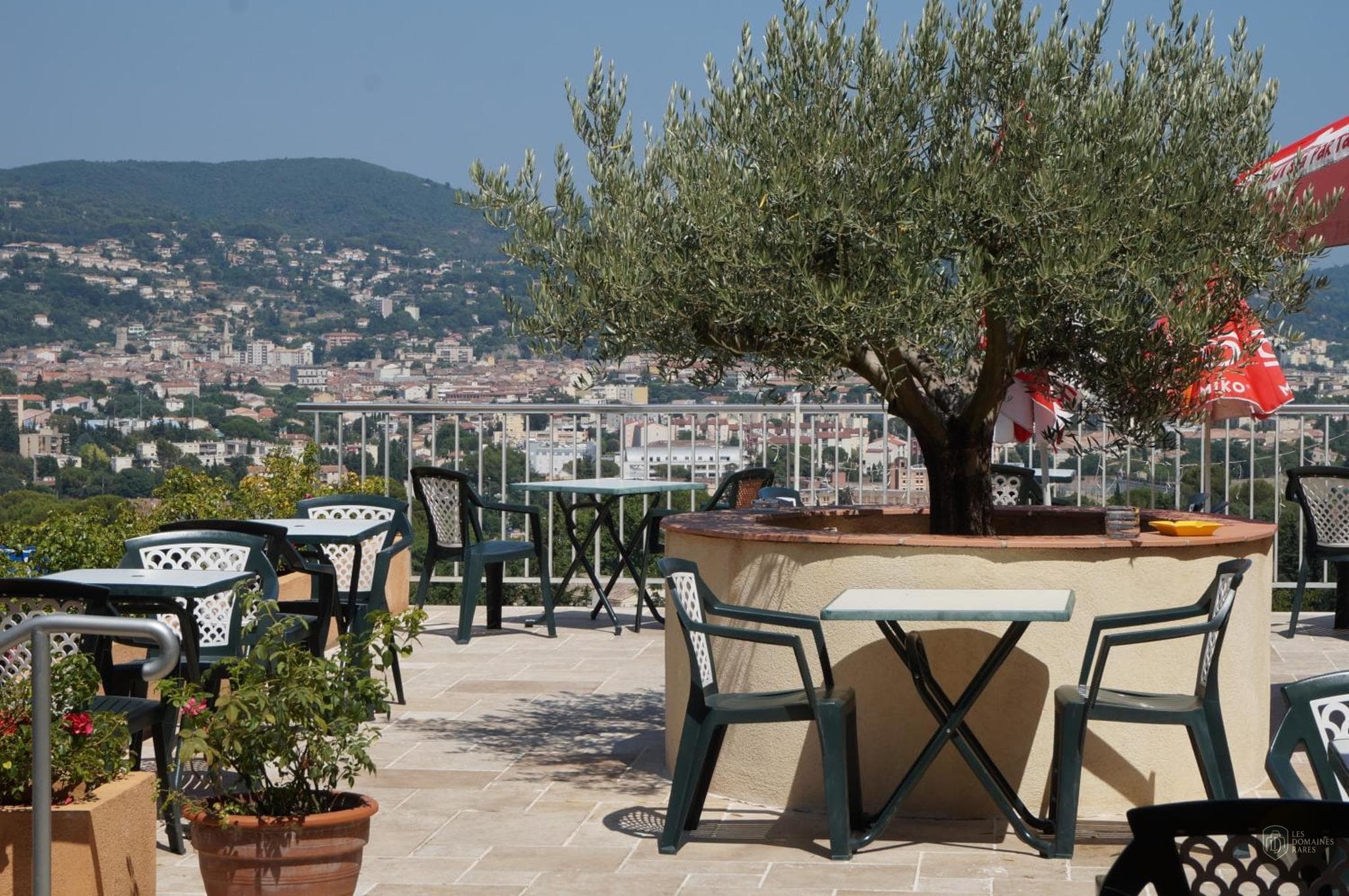Vue extérieure de l'hôtel Le Col de l'Ange à Draguignan en Provence-Alpes-Côte d'Azur