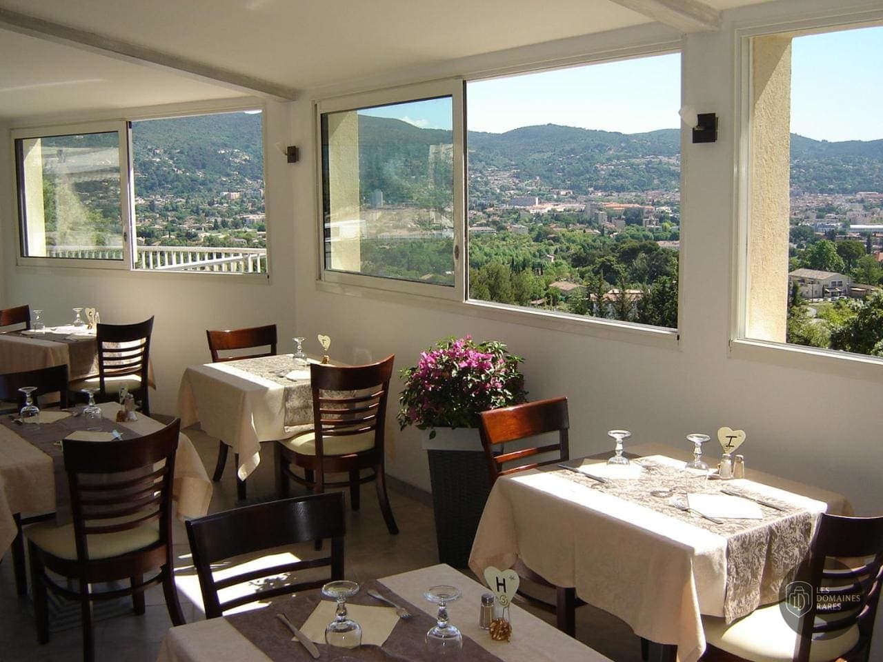 Vue extérieure de l'hôtel Le Col de l'Ange à Draguignan en Provence-Alpes-Côte d'Azur