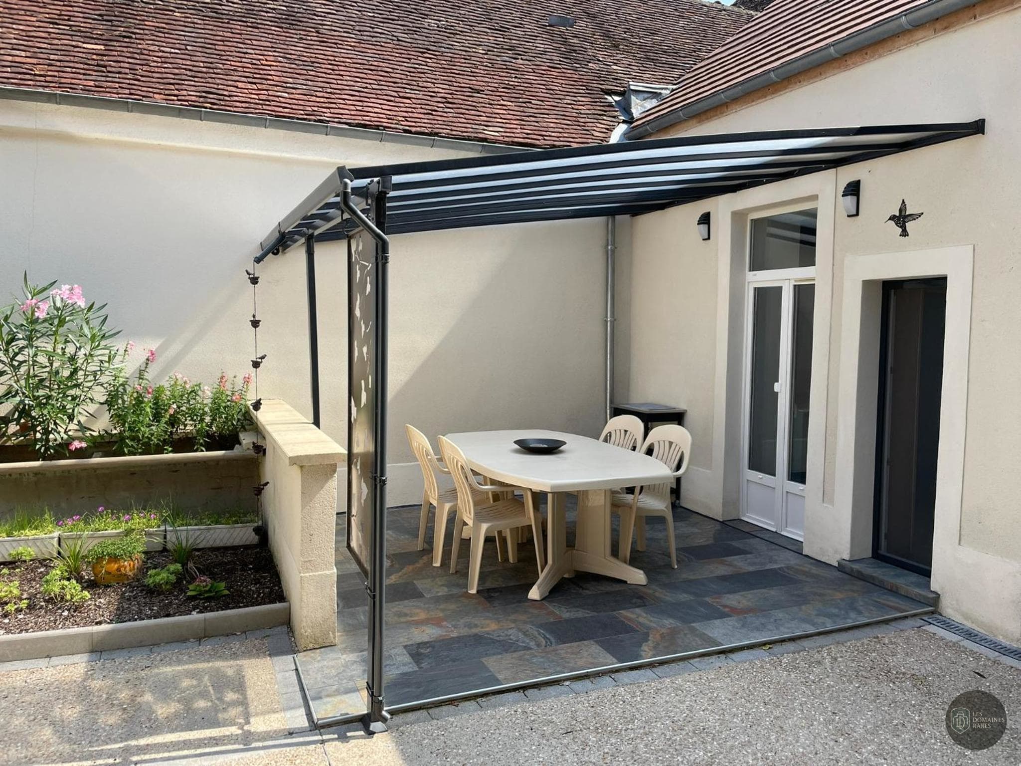 Vue extérieure de l'hôtel Le Colibri à Douvrin en Hauts-de-France