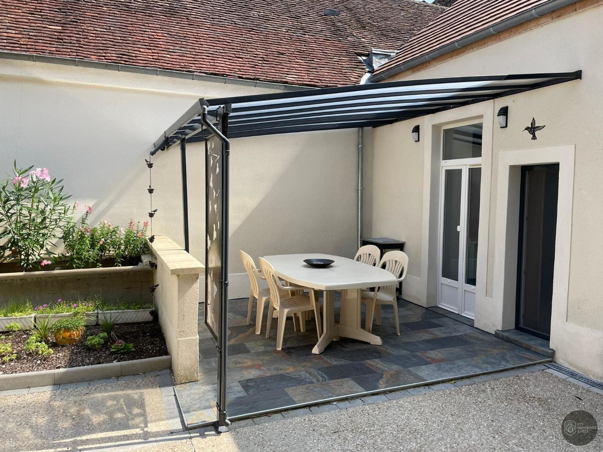 Vue extérieure de l'hôtel Le Colibri à Douvrin en Hauts-de-France