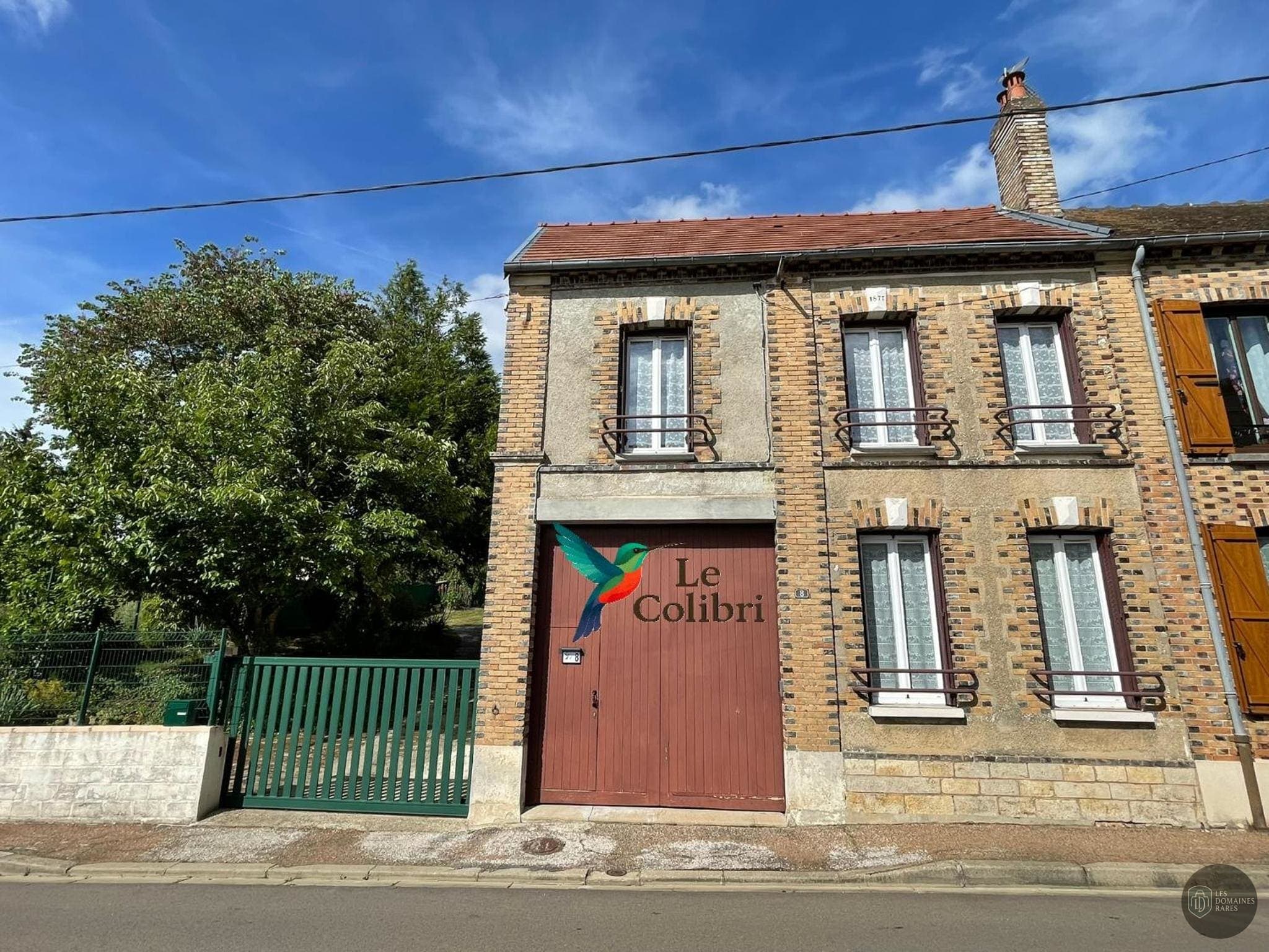 Vue extérieure de l'hôtel Le Colibri à Douvrin en Hauts-de-France