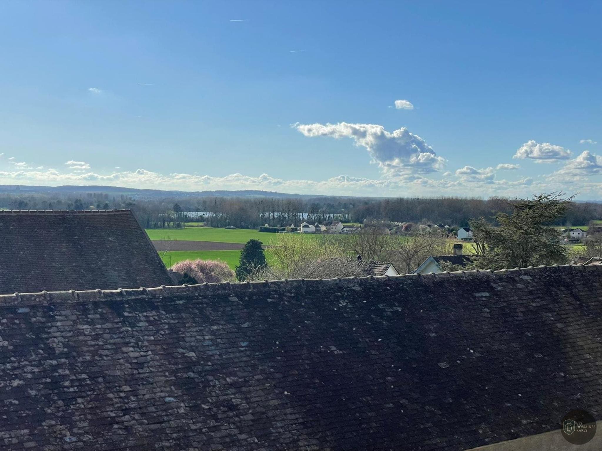 Vue extérieure de l'hôtel Le Colibri à Douvrin en Hauts-de-France