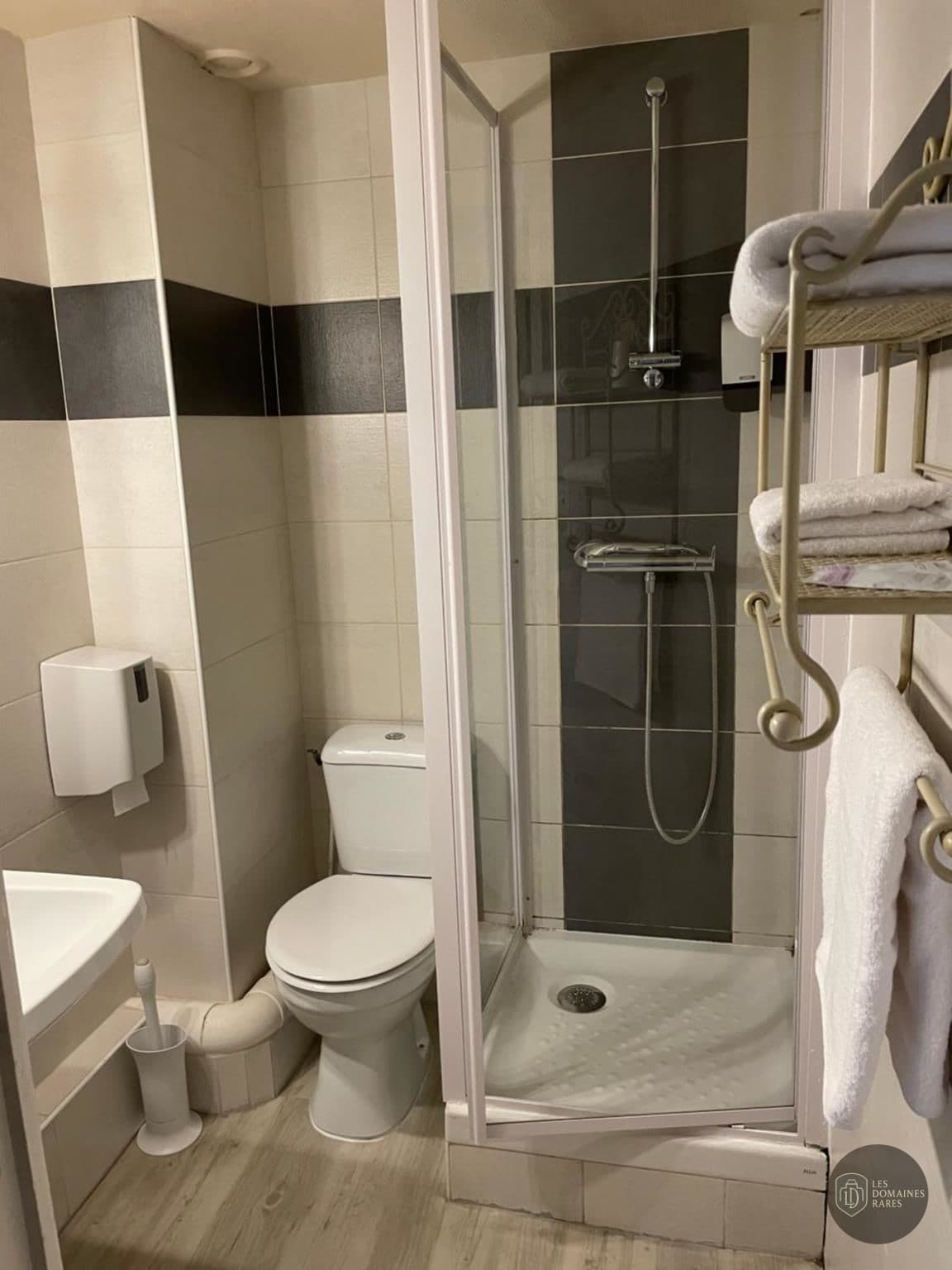 Salle de bain du lieu Le Coq d'Or à Chénérailles en Nouvelle-Aquitaine
