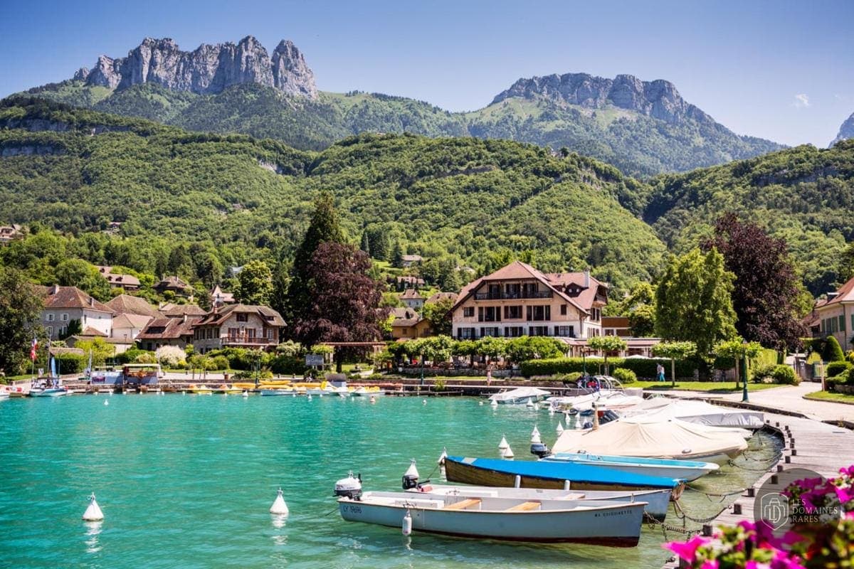 Vue extérieure de l'hôtel Le Cottage Bise à Talloires en Auvergne-Rhône-Alpes