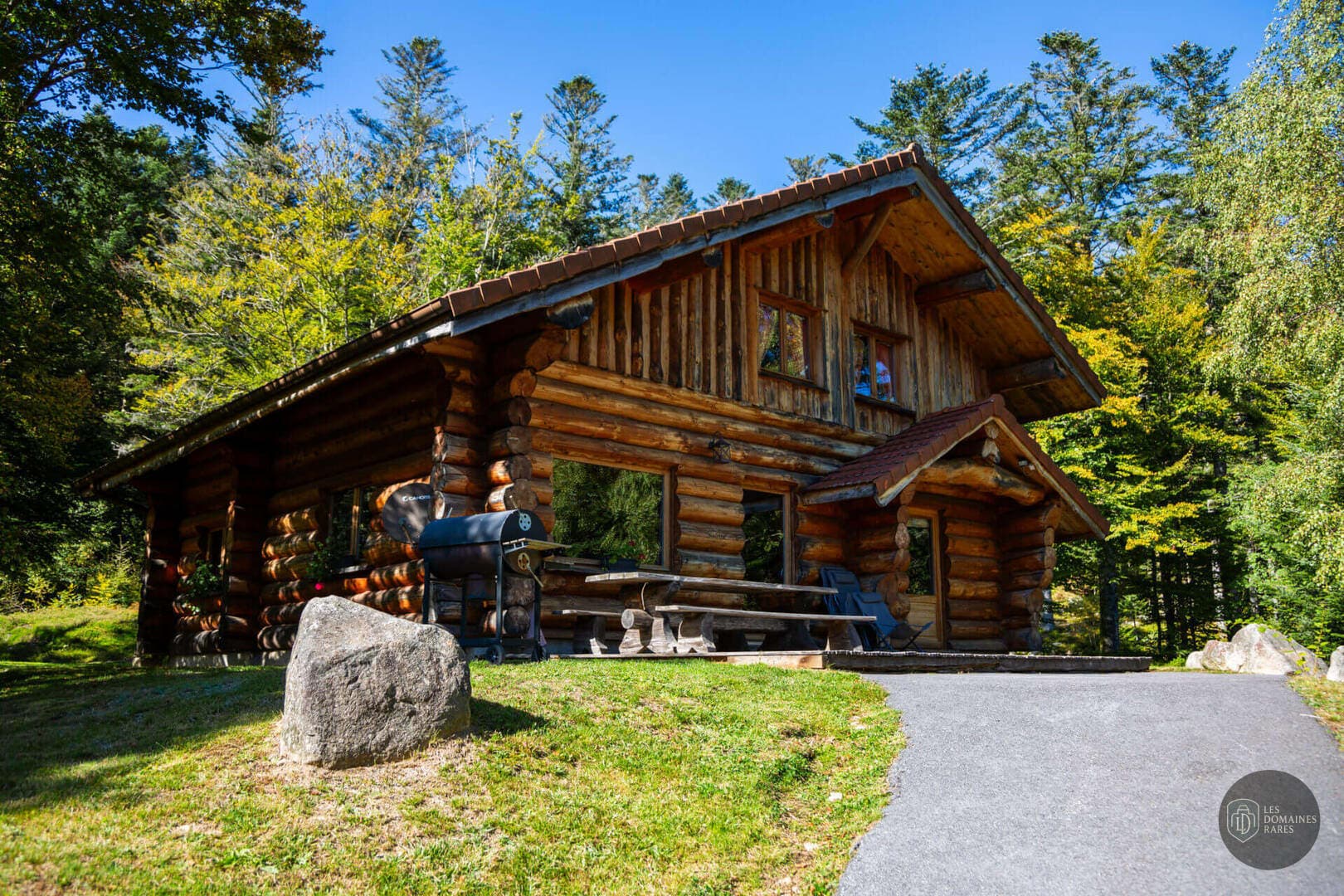 Chalet en bois dans la nature