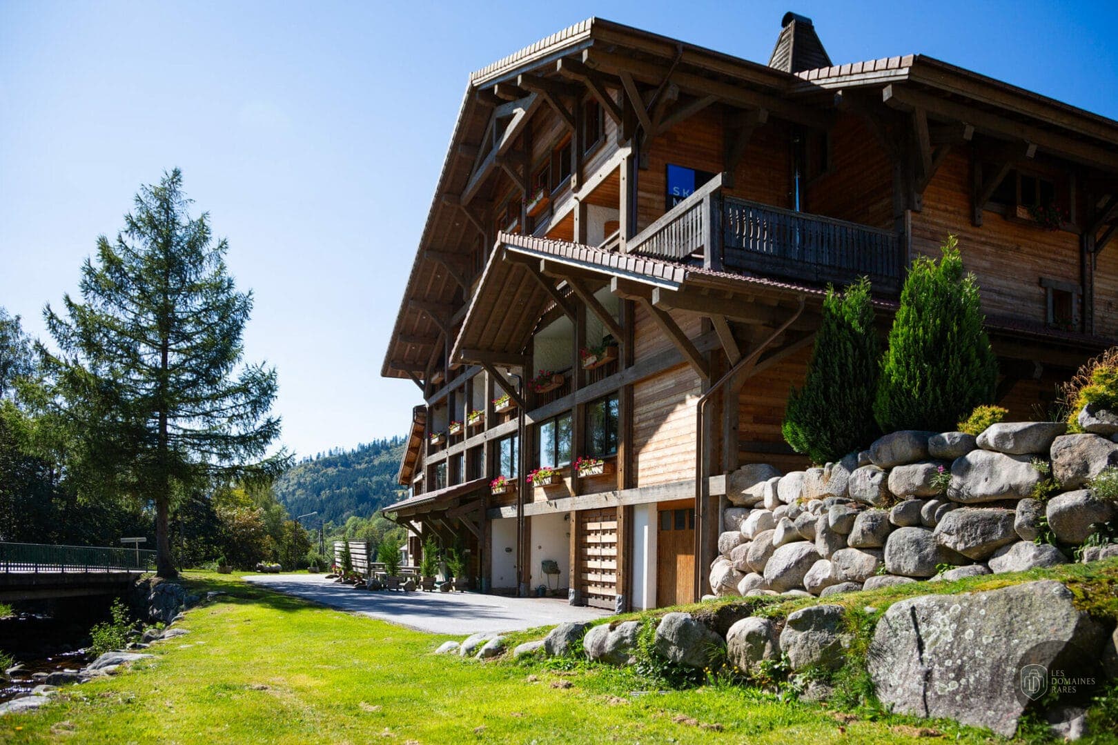 Façade du bâtiment avec jardin