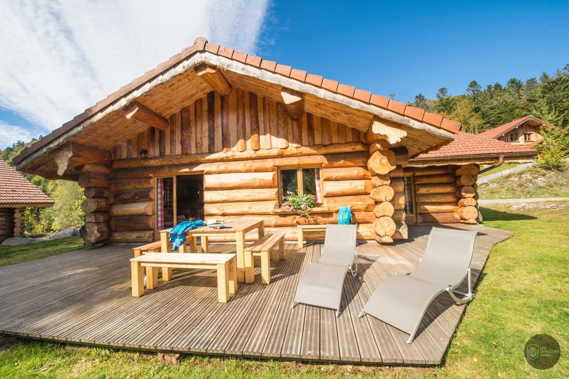 Chalet avec terrasse et chaises longues
