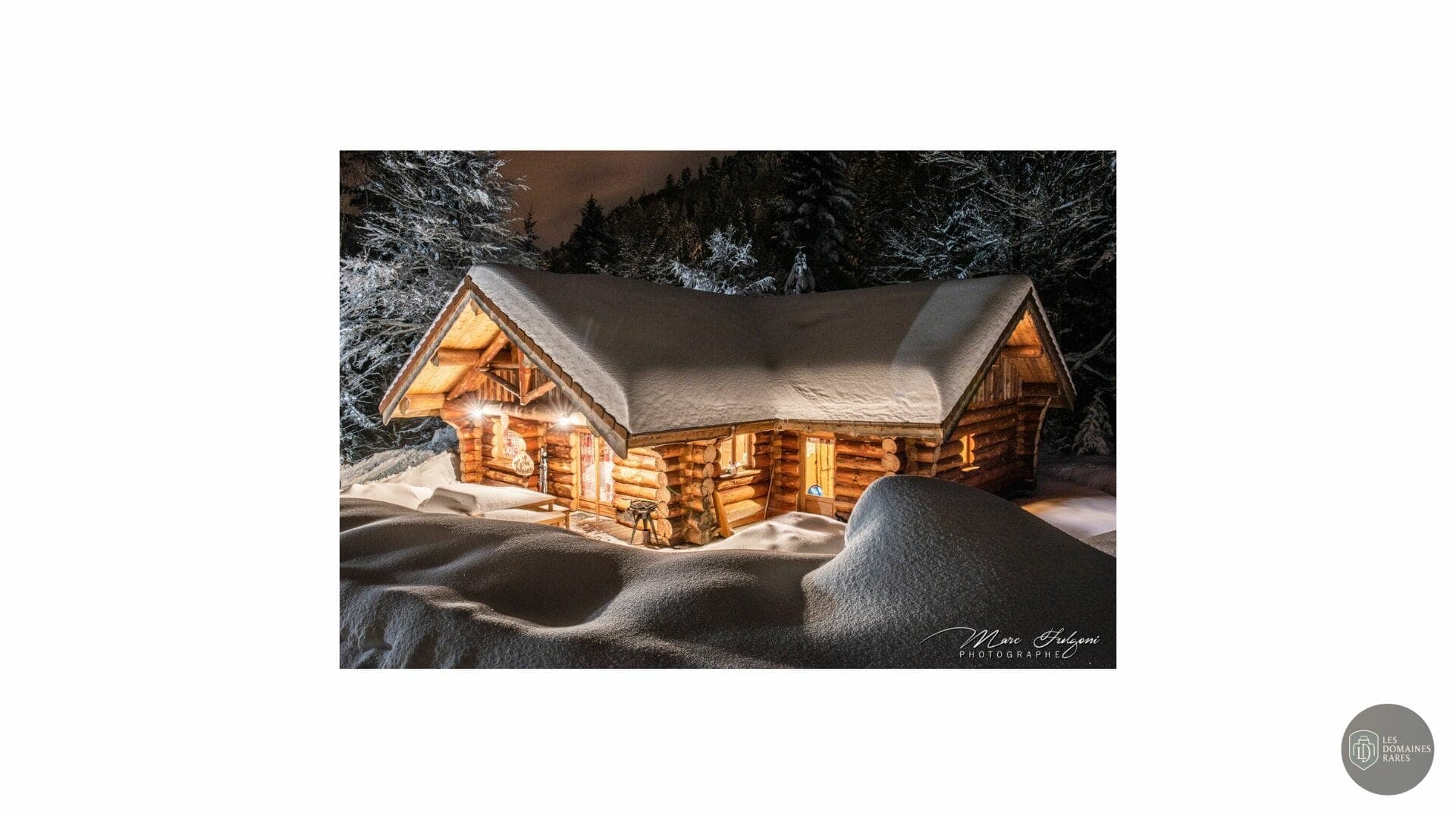 Chalet enneigé, photo de nuit