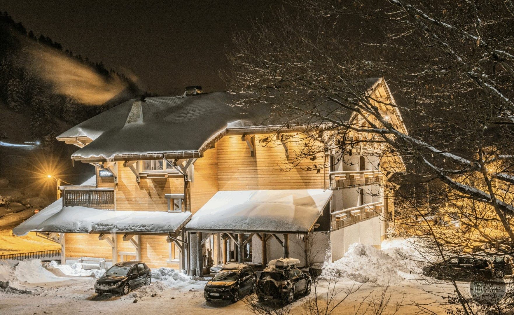 Façade enneigée du bâtiment de nuit
