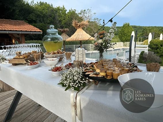 Buffet extérieur près de la piscine