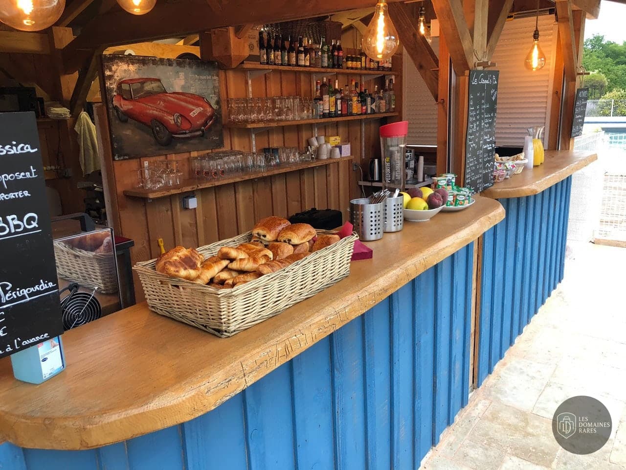 Bar extérieur avec viennoiseries et boissons
