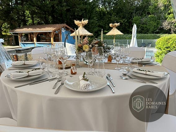 Table dressée en extérieur pour un repas