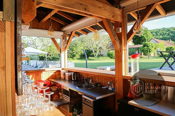 Bar extérieur avec vue sur le jardin