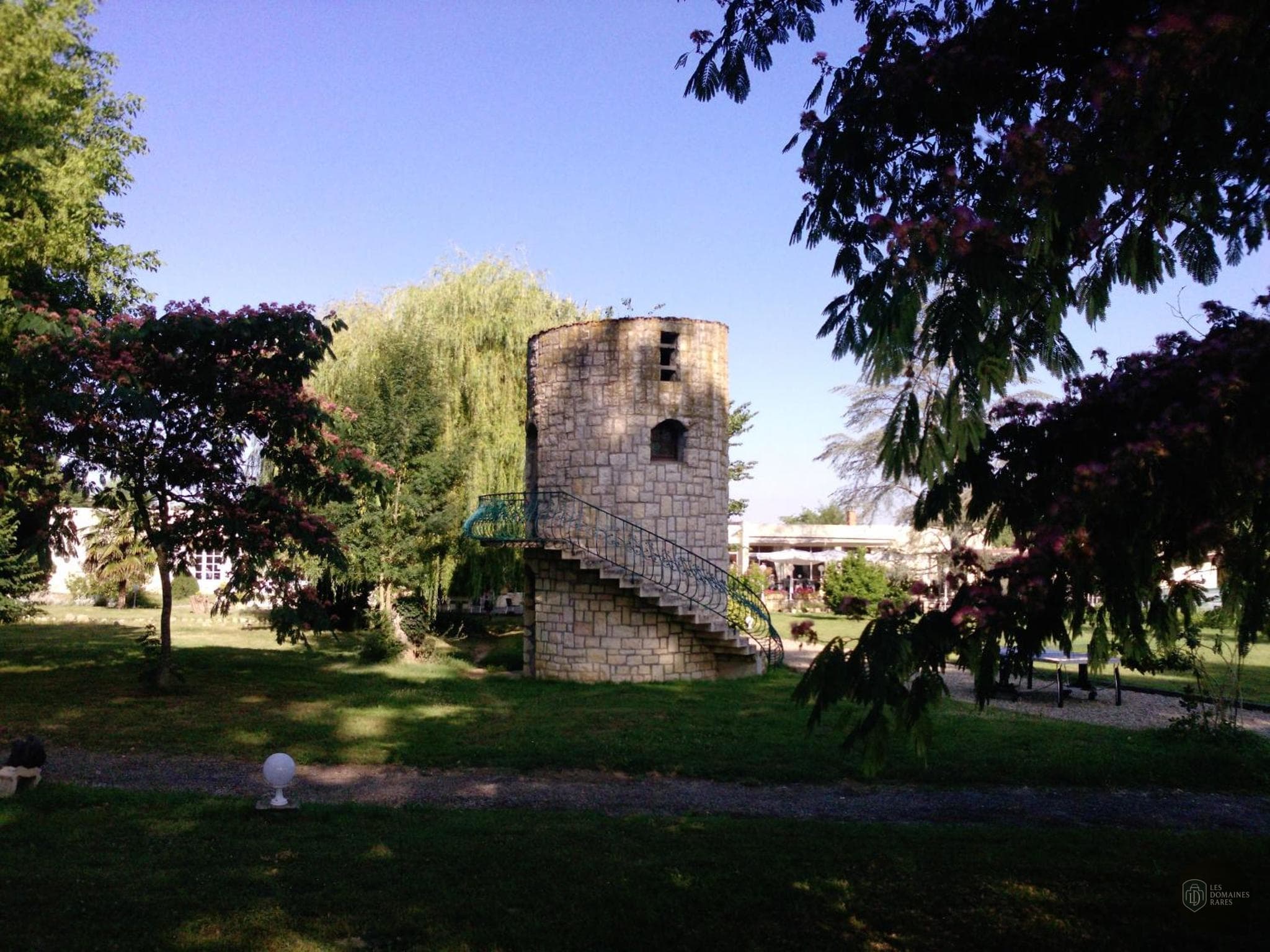 Vue extérieure de l'hôtel Le Fleurance à Fleurance en Occitanie
