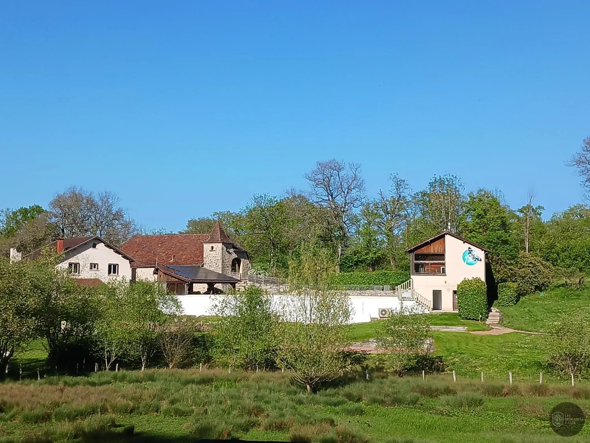 Vue extérieure de l'hôtel Le Grézalide à Grèzes en Occitanie