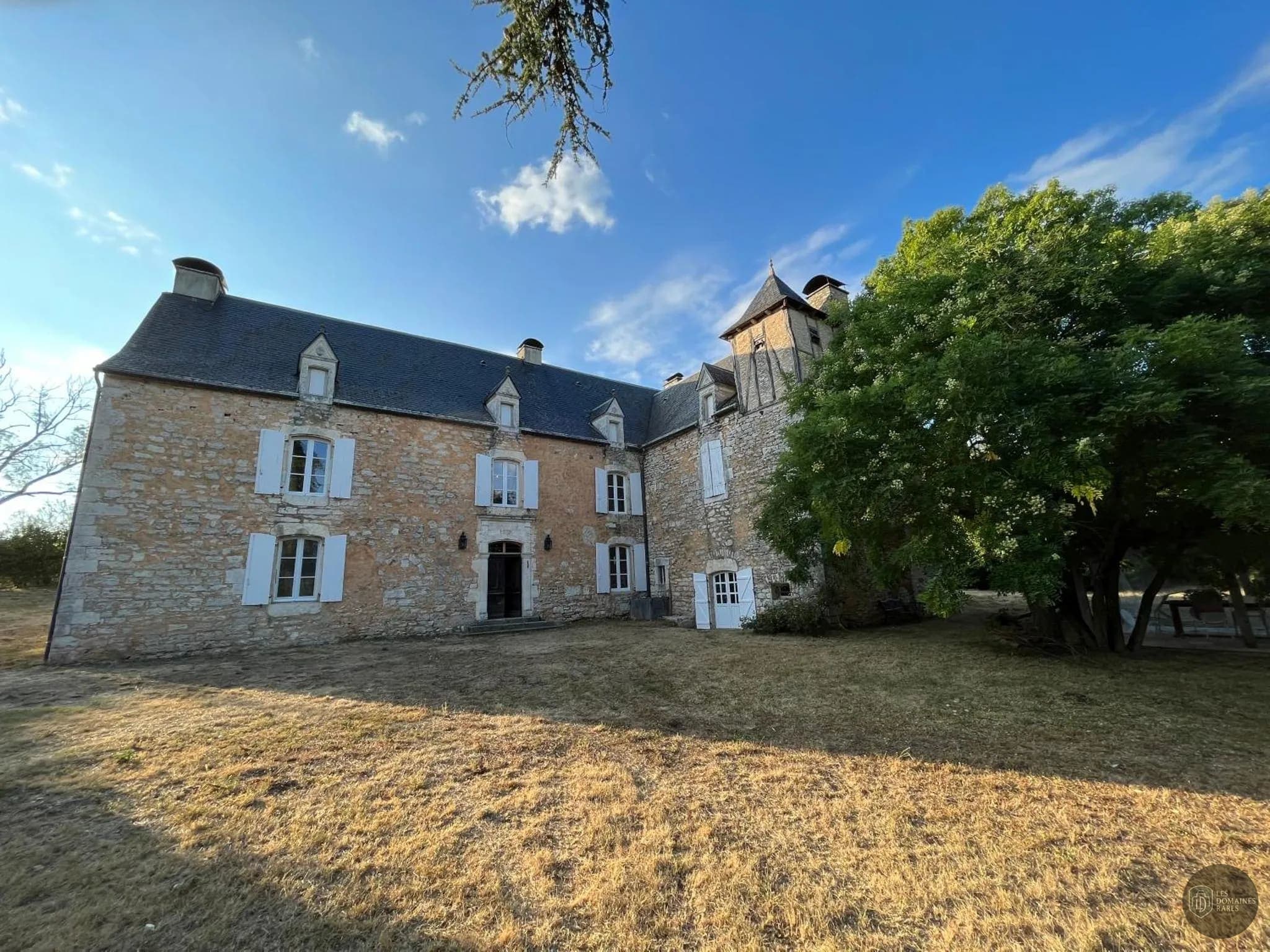 Vue extérieure de l'hôtel Le Grézalide à Grèzes en Occitanie