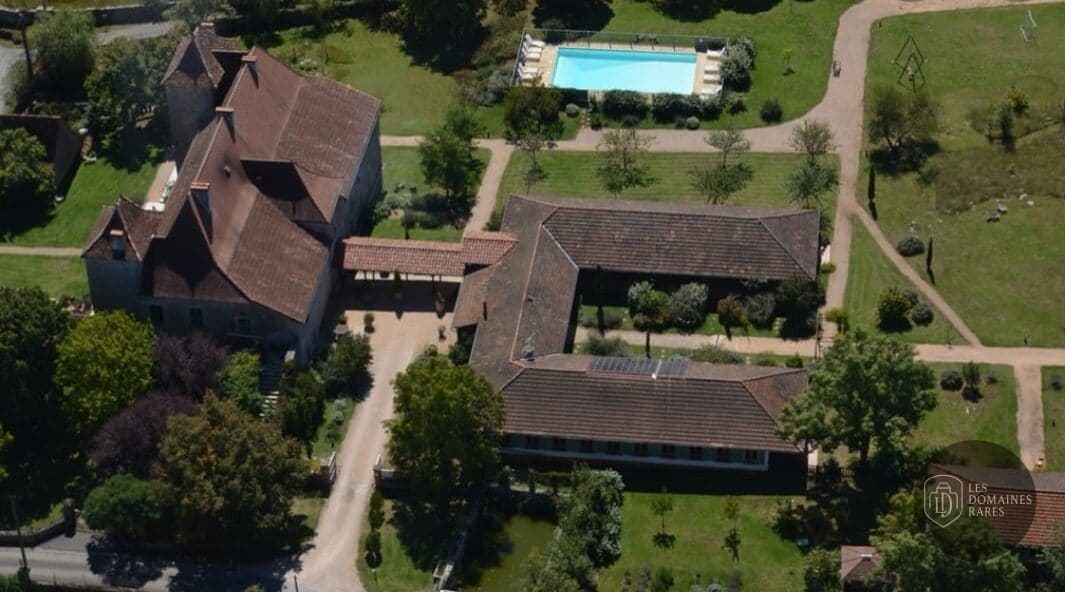 Vue extérieure de l'hôtel Le Grézalide à Grèzes en Occitanie