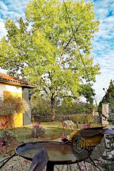 Vue extérieure de l'hôtel Le Grézalide à Grèzes en Occitanie
