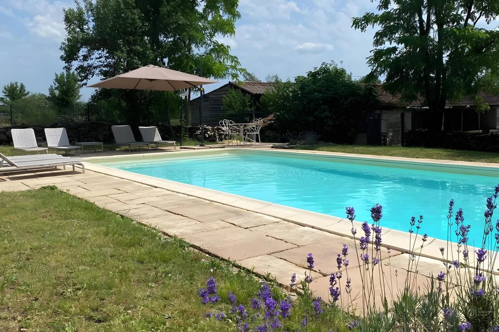Vue extérieure de l'hôtel Le Grézalide à Grèzes en Occitanie