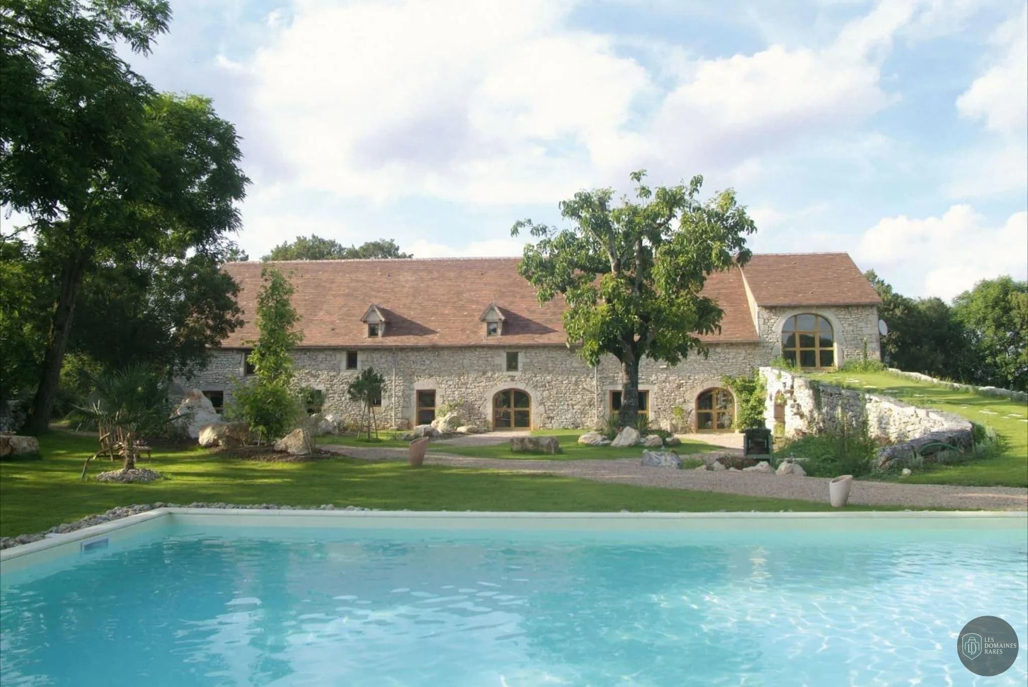 Vue extérieure de l'hôtel Le Grézalide à Grèzes en Occitanie