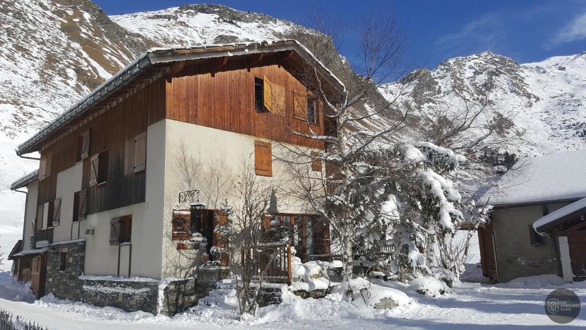 Vue extérieure de l'hôtel Le Grand Bec en Auvergne-Rhône-Alpes