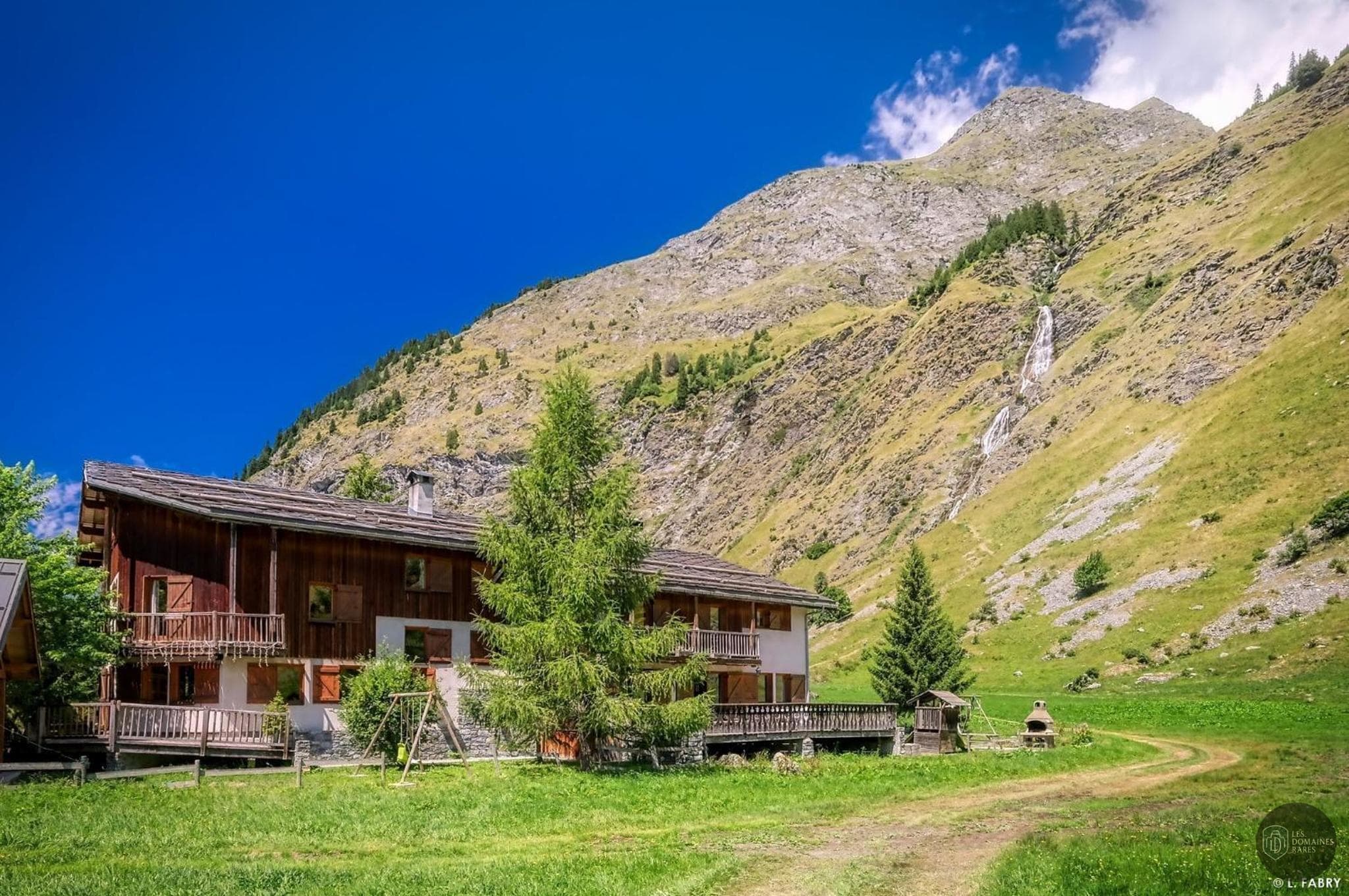 Vue extérieure de l'hôtel Le Grand Bec en Auvergne-Rhône-Alpes