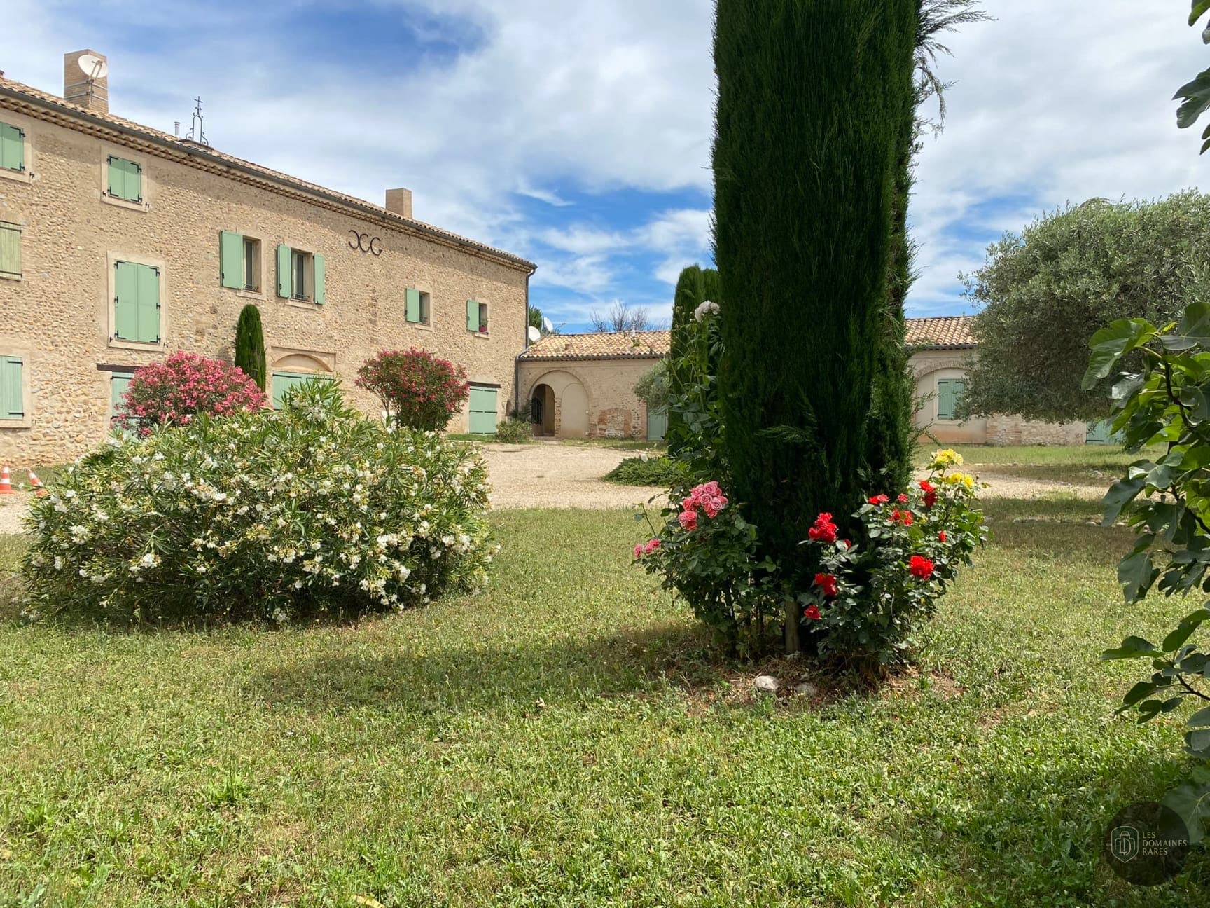 Vue extérieure de l'hôtel Le Grand Logisson à Brunet en Provence-Alpes-Côte d'Azur