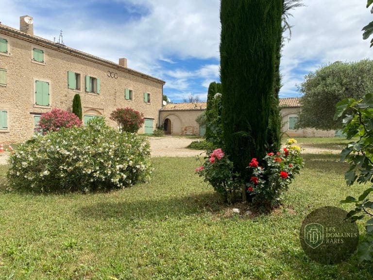 Vue extérieure de l'hôtel Le Grand Logisson à Brunet en Provence-Alpes-Côte d'Azur