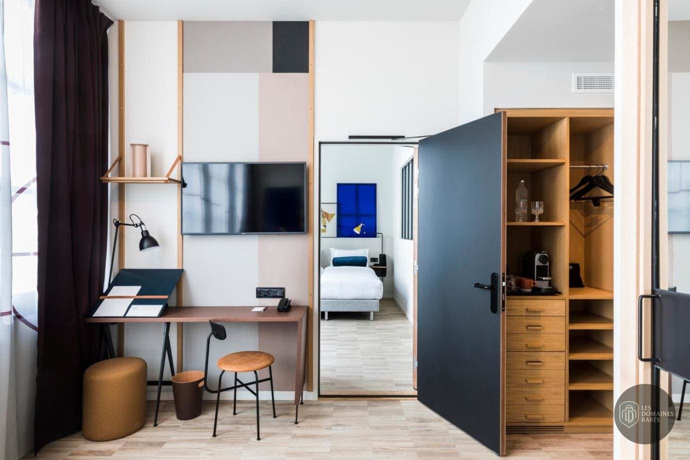 Chambre de l'hôtel Le Grand Quartier en Île-de-France - séminaire paris france coordonnées gps latitude : 48.872248
