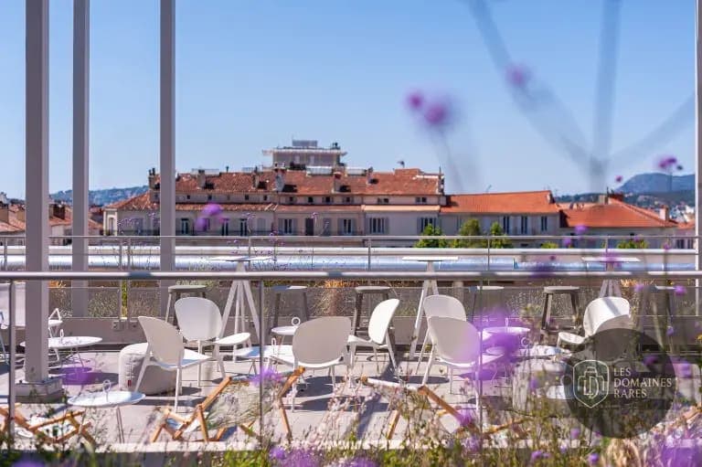 Vue extérieure de l'hôtel Le Hüb à Grenoble en Auvergne-Rhône-Alpes