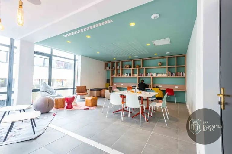 Espace intérieur de l'hôtel Le Hüb à Grenoble en Auvergne-Rhône-Alpes