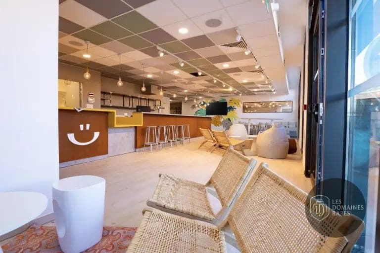 Espace intérieur de l'hôtel Le Hüb à Grenoble en Auvergne-Rhône-Alpes