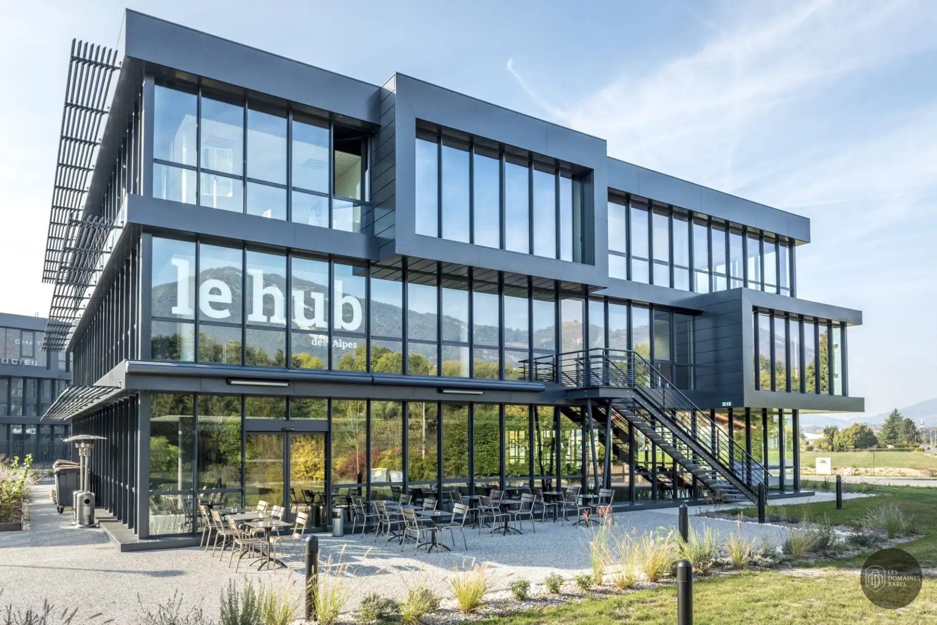 Vue extérieure de l'auberge Le Hub des Alpes en Auvergne-Rhône-Alpes