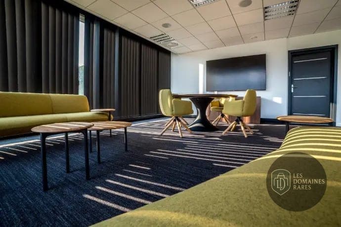 Espace intérieur de l'auberge Le Hub des Alpes en Auvergne-Rhône-Alpes