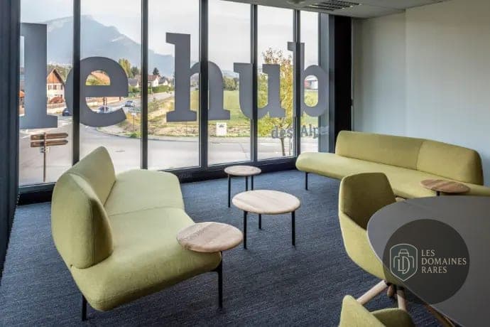 Espace intérieur de l'auberge Le Hub des Alpes en Auvergne-Rhône-Alpes