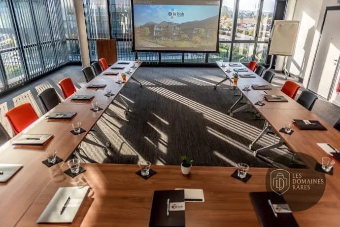 Salle de réunion 2 de l'auberge Le Hub des Alpes en Auvergne-Rhône-Alpes