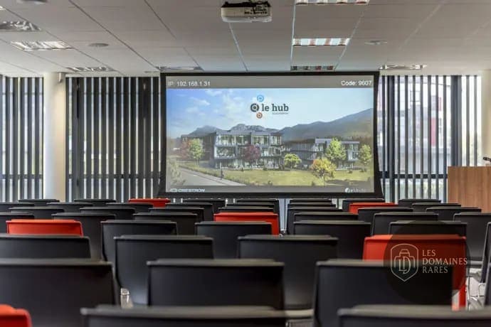 Salle de réunion 3 de l'auberge Le Hub des Alpes en Auvergne-Rhône-Alpes
