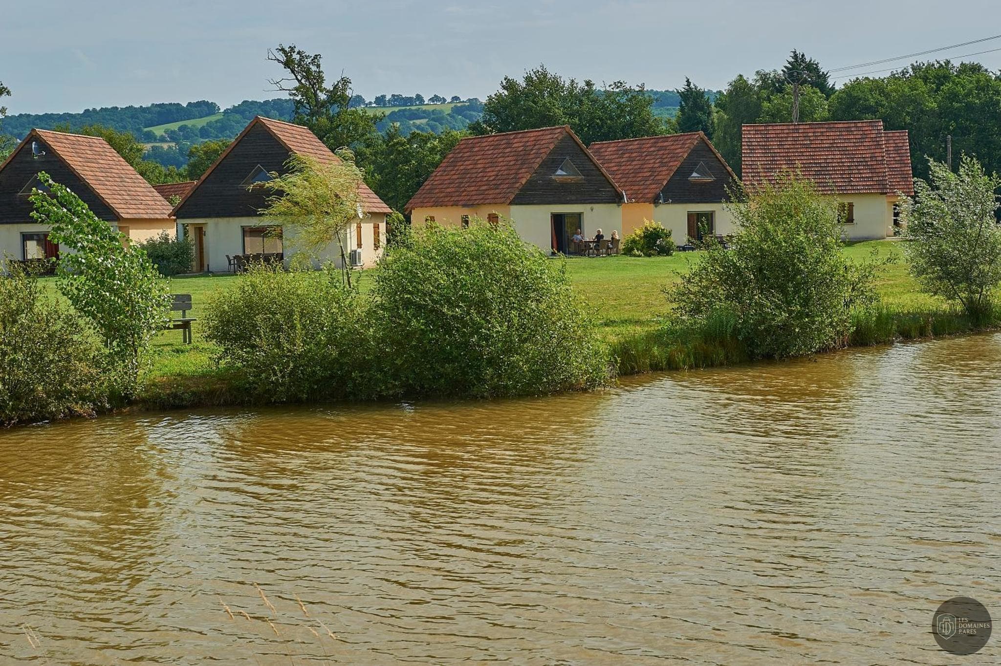 Vue extérieure du camping Le Lac Bleu en Auvergne-Rhône-Alpes