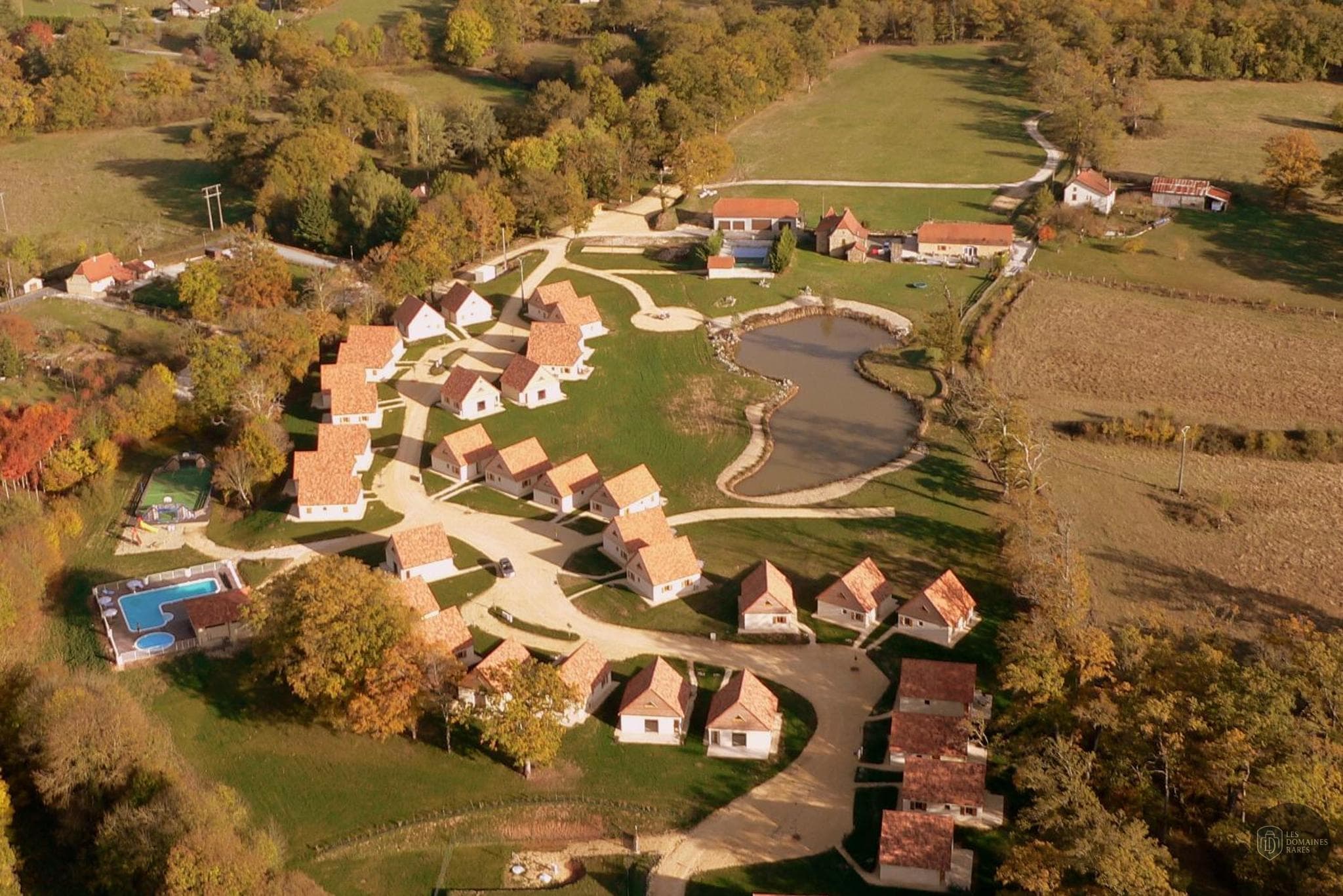Vue extérieure du camping Le Lac Bleu en Auvergne-Rhône-Alpes