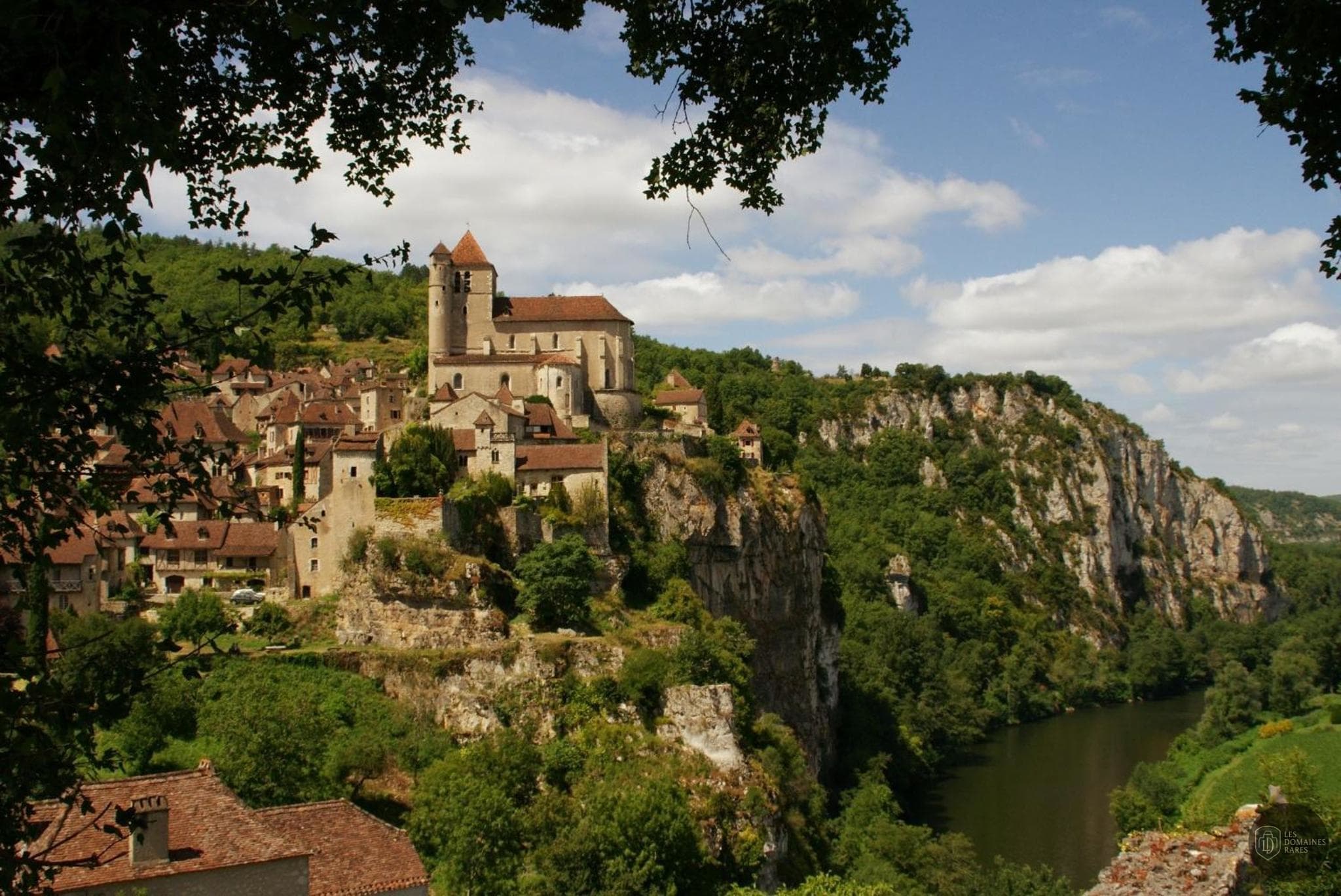 Vue extérieure du camping Le Lac Bleu en Auvergne-Rhône-Alpes