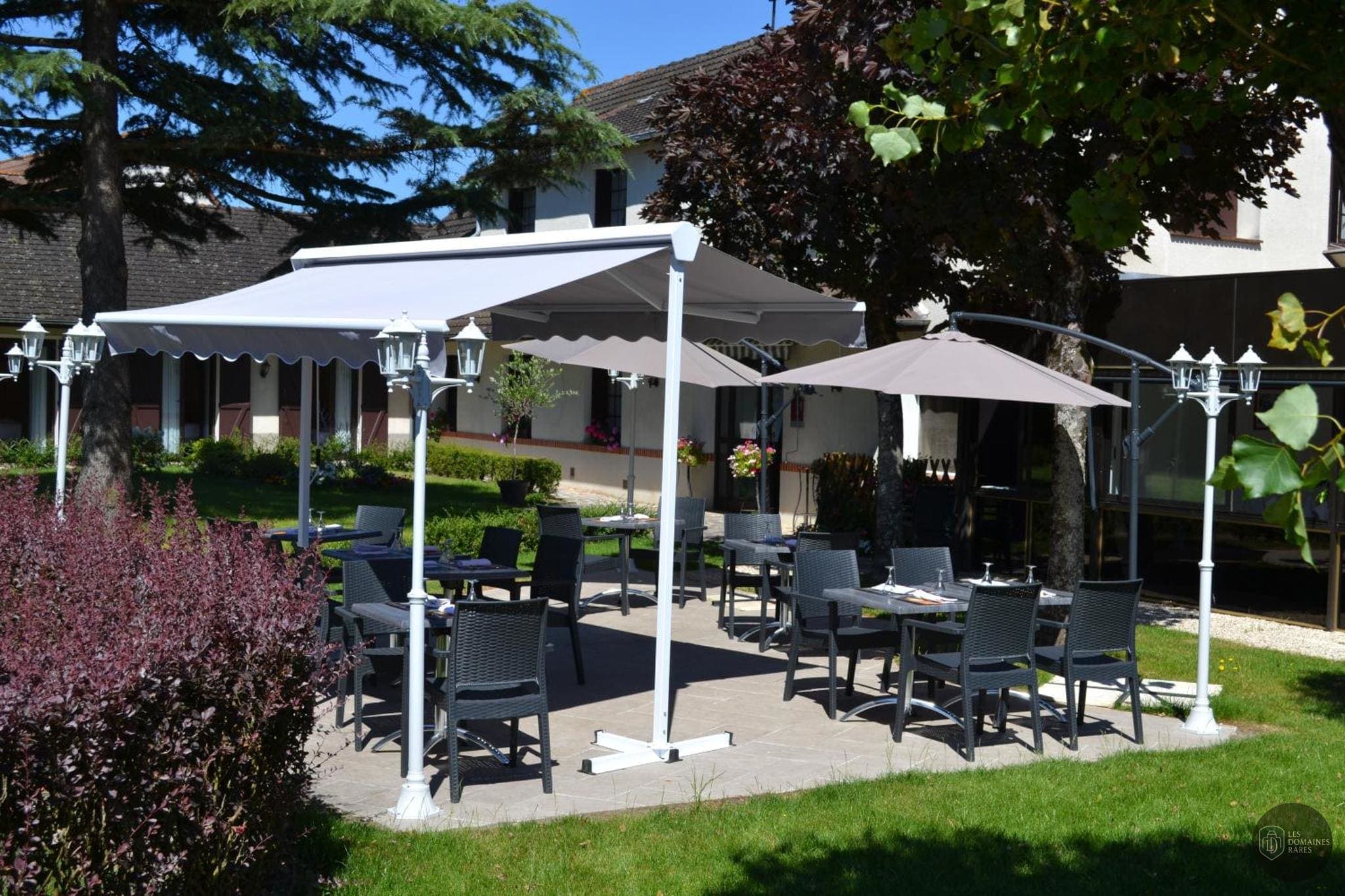 Vue extérieure de l'hôtel Le Lanthenay à Romorantin en Centre-Val de Loire