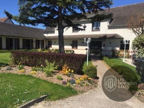 Vue extérieure de l'hôtel Le Lanthenay à Romorantin en Centre-Val de Loire