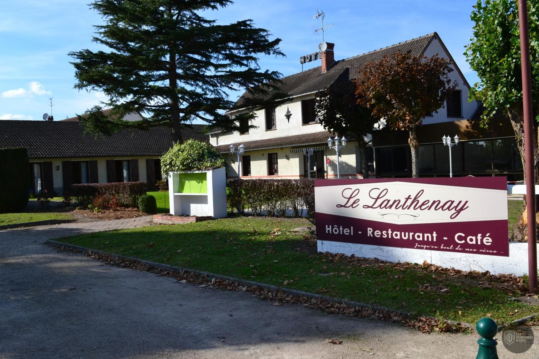 Vue extérieure de l'hôtel Le Lanthenay à Romorantin en Centre-Val de Loire